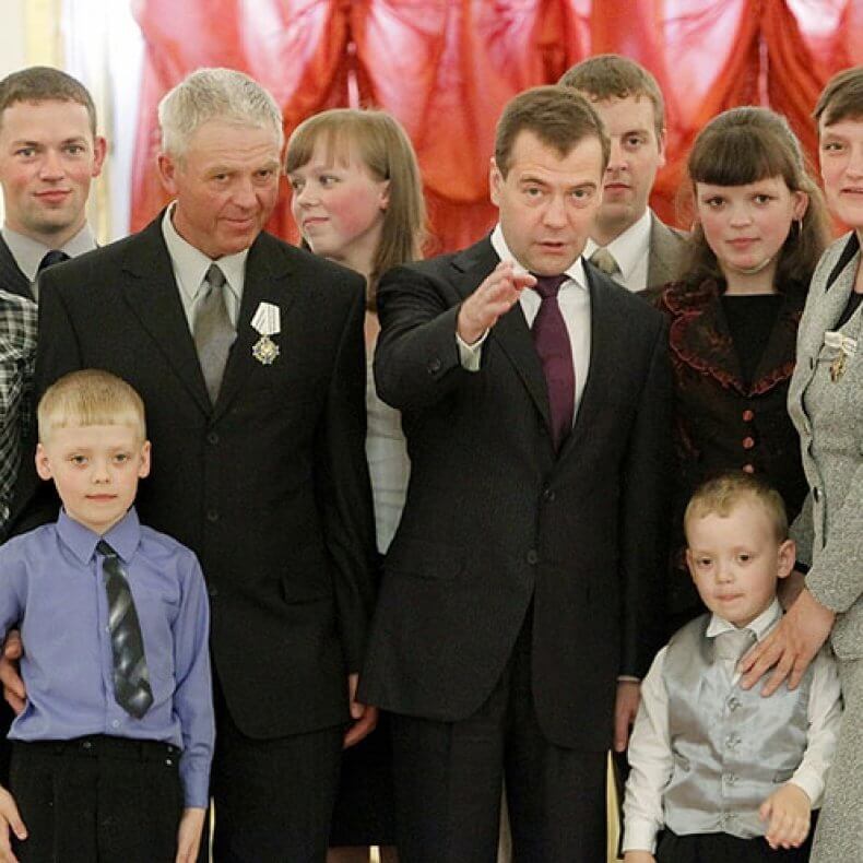 Награждение многодетных семей. Дети и родители на вручении. Семья 2010е Российская. Чем награждается многодетная семья.